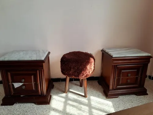Chambre complète en très bon état (en bois rouge).