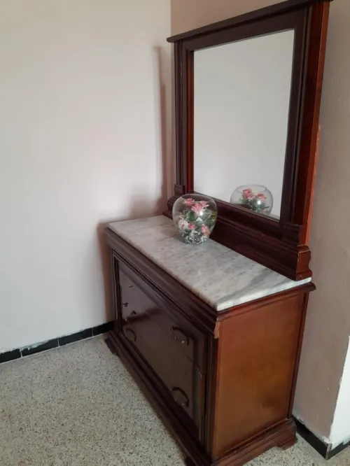 Chambre complète en très bon état (en bois rouge).