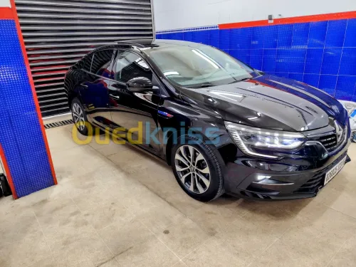 Renault Sedan  "FULL OPTION" 2023 