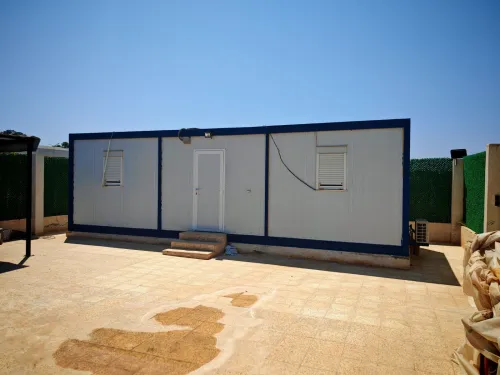 Cabine saharienne équipée, 29m2 avec cuisine, salle de bain avec douche et sanitaire, 2 climatiseurs