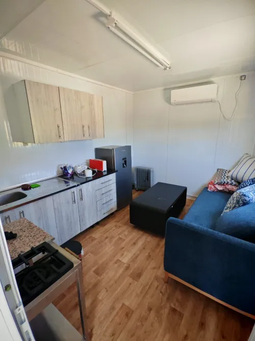 Cabine saharienne équipée, 29m2 avec cuisine, salle de bain avec douche et sanitaire, 2 climatiseurs