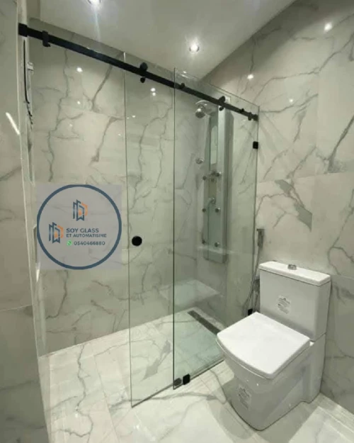 Cabine de douche et paroi