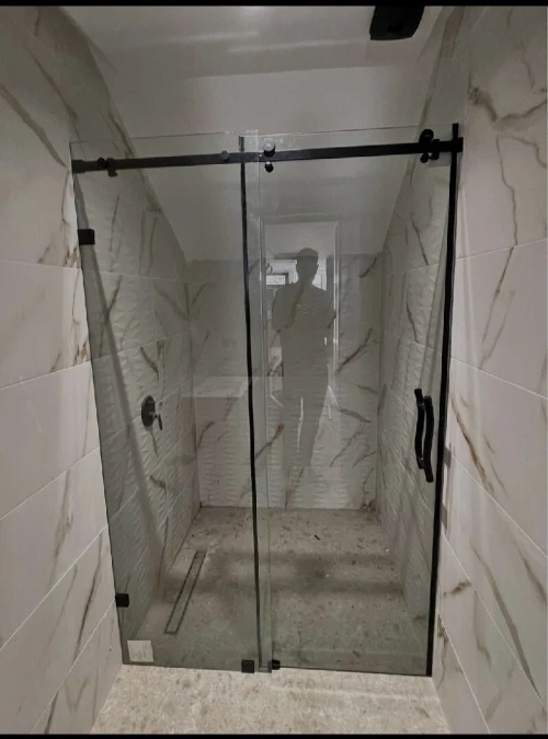 Cabine de douche et paroi