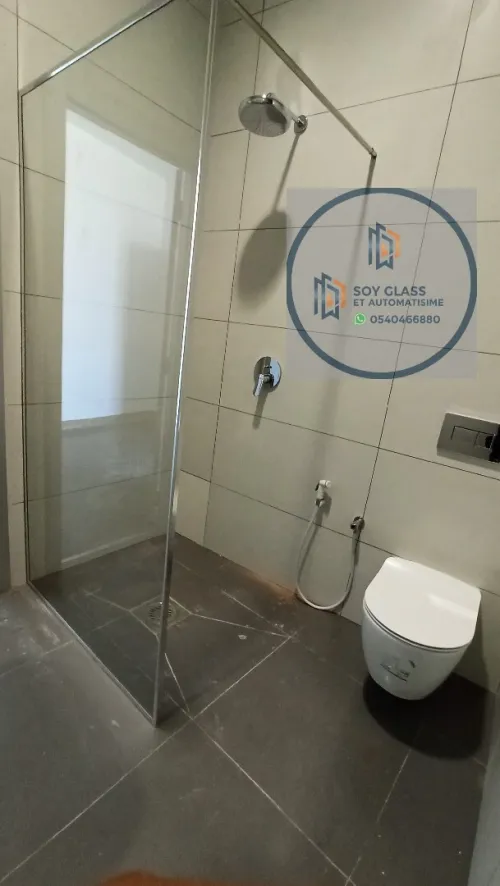 Cabine de douche et paroi