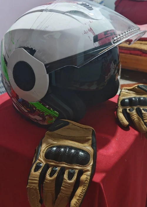 Casque moto ls2 verso avec des gants de protection marque harisson