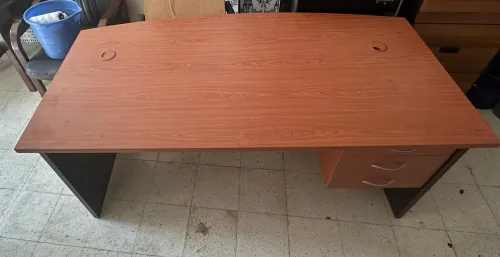 Lutte meuble d'un agence ou bien un bureaux très bon qualité  Des Chaises  Bureau  Armoire   