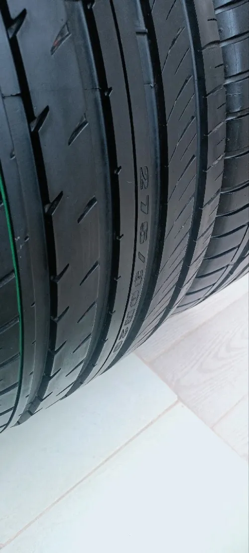 4 Pneus jdad   2 /275/30/R20 2/245/35/R20