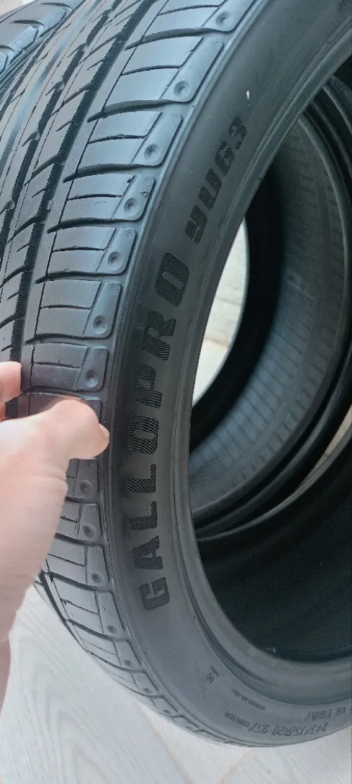 4 Pneus jdad   2 /275/30/R20 2/245/35/R20