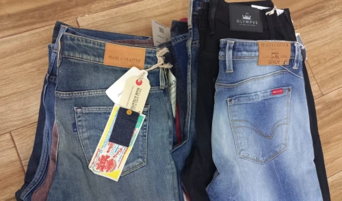 Lot 22 jeans Hommes de marque LEVIS, ONLY, OLYMPIS, JACK & JONES, CERRUTI, Aquascutum L'Indon