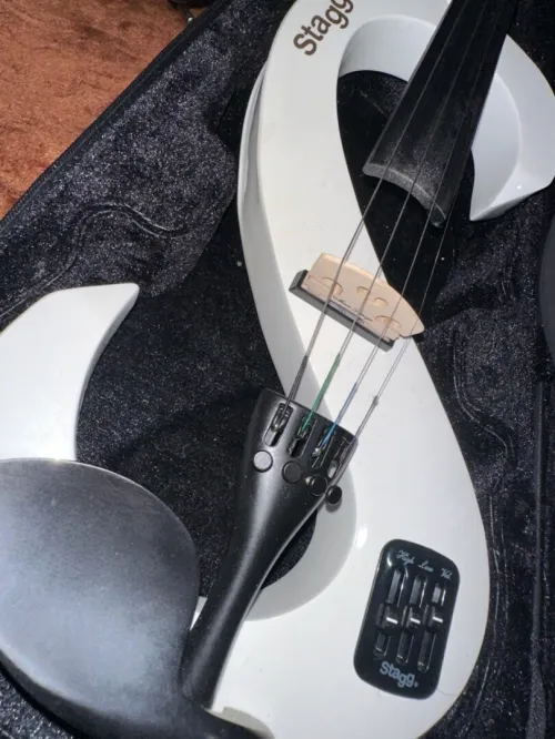 Pack violon électrique 4/4 avec violon électrique blanc en forme de S et étui semi-rigide