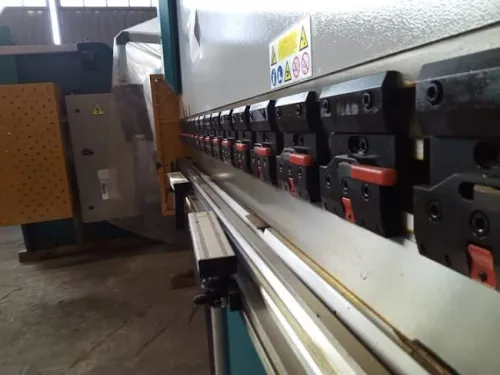 ماكنات الخراطة. الات الخراطة و التفريز  MACHINES FABRICATION MÉCANIQUE. Tours et fraiseuses