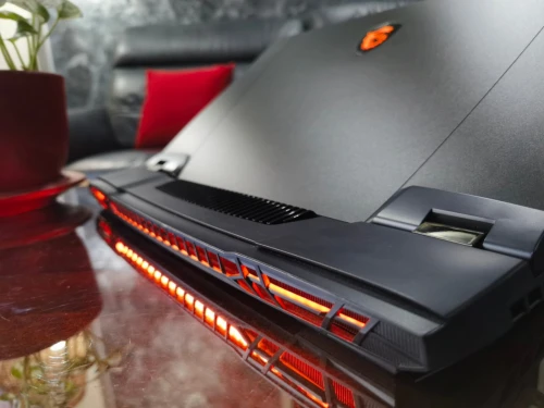 [VENDU]MSI TITAN GT 77 - i9-13980HX - RTX 4090 16Go- ÉCRAN Mini-Led 17.3" 4k 144Hz -SSD 4To-RAM 64Go