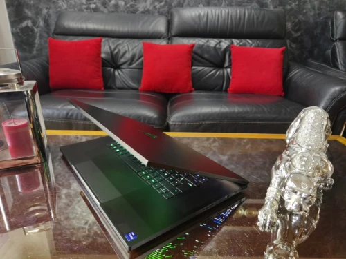 [VENDU] RAZER BLADE 18 - Intel i9-13950HX - RTX 4060 8Go - Ecran 18" QHD+ 240Hz - RAM 32Go - SSD 1B