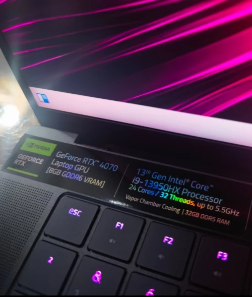 [VENDU] Razer Blade 16 - i9-13950HX -RTX 4070 8Go -Écran 16" Mini LED 4k 120HZ - RAM 32Go - SSD 1TB 