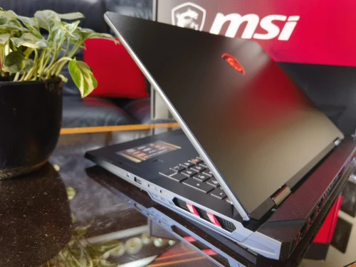 MSI RAIDER 18 HX Ai  - AMD Ryzen 9 9955HX3D - RTX 5090 24Go - Écran 18" 4k Mini-Led 120Hz - RAM 64Go - SSD 2TB