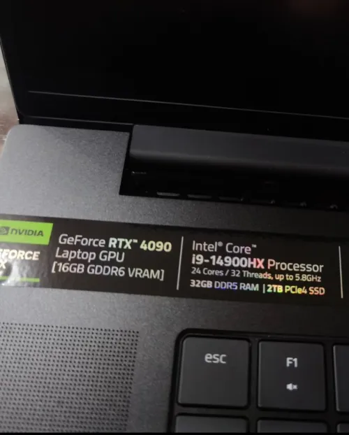 [VENDU] RAZER BLADE 18 - i9-14900HX - RTX 4090 16Go - Écran 18" Mini-Led QHD 300Hz -RAM 32Go-SSD 2TB