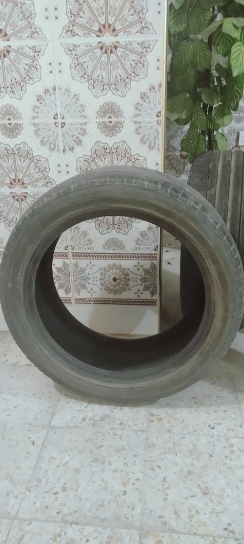 عجلتين (2) مستعملتين 225/45R17 بحالة  جيدة