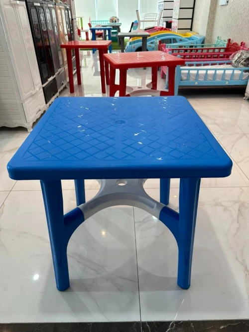 Tables avec chaises en plastique 