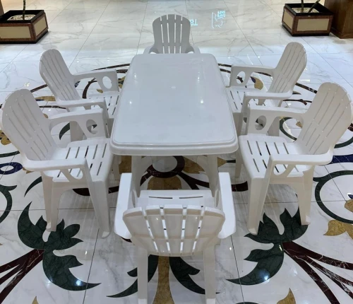 Tables avec chaises en plastique 