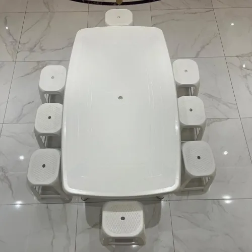 LA TABLE GÉANTE SANS CHAISES