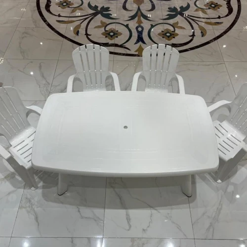 LA TABLE GÉANTE SANS CHAISES