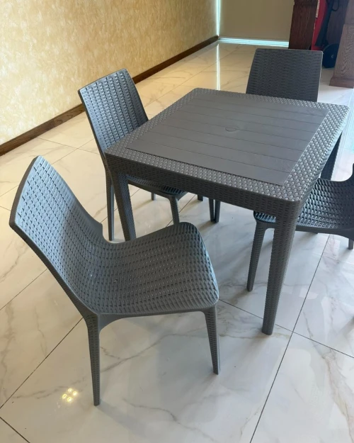 Tables avec chaises en plastique 