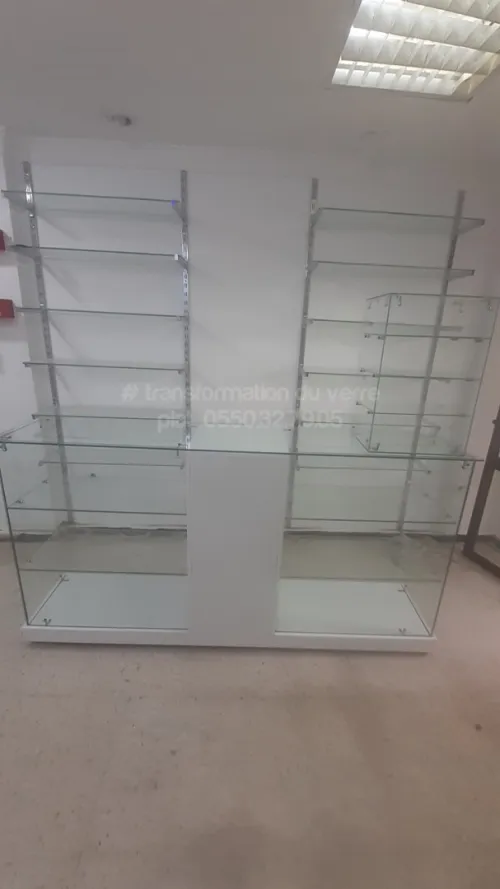 Les Présentoirs et vitrines d'exposition en verre 