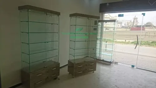 Vitrine et présentoirs d'exposition en verre 
