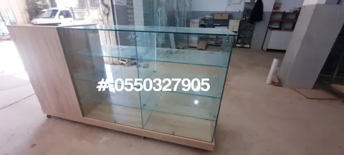 Vitrine et présentoirs d'exposition en verre 