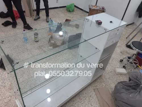 Les Présentoirs et vitrines d'exposition en verre 