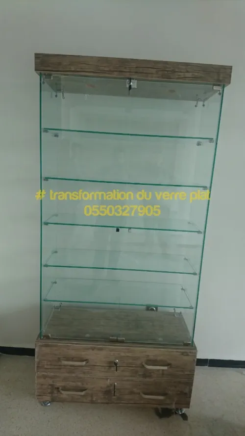 Vitrine et présentoirs d'exposition en verre 