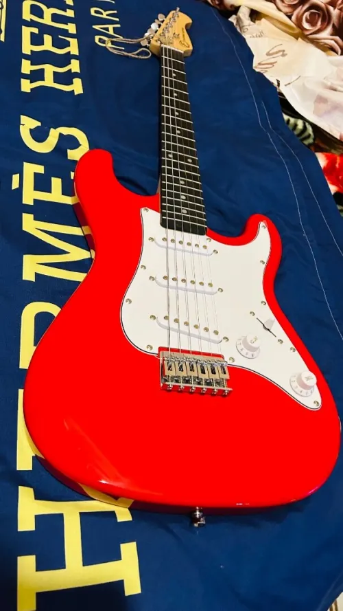 GUITARE ÉLECTRIQUE EASTONE STR RED