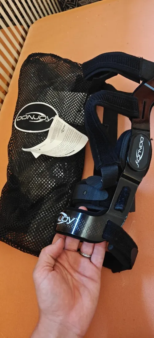 دعامة ركبة وظيفية صلبة (Rigid Functional Knee Brace) من الفئات المتقدمة لشركة DonJoy.