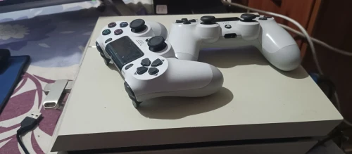 نبيع ولا نبرز Ps4 fat online 500 gb 13.50 2 manette
