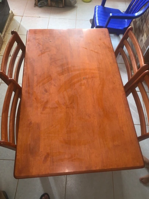 طاولة و اربع كراسي