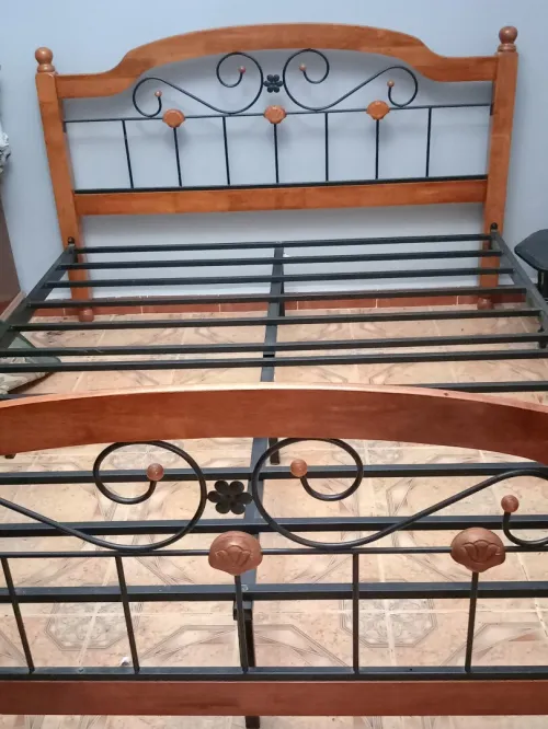 Lit en bois et métal