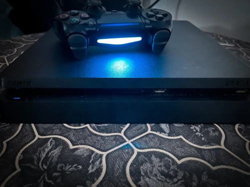 Ps4 slim mflashé 10/10 /manette orig et 2 copy