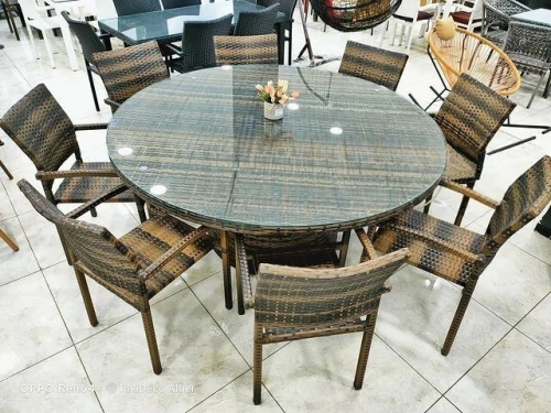 TABLE RONDE 1,70 m AVEC 8 CHAISES  