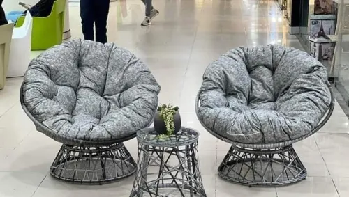 CHAISE ET TABLE PIVOTANTE