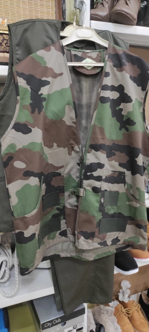 Lots de gilets de chasse et pantalons
