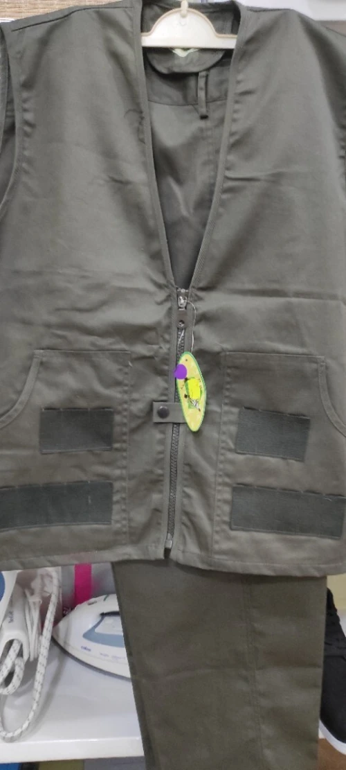 Lots de gilets de chasse et pantalons