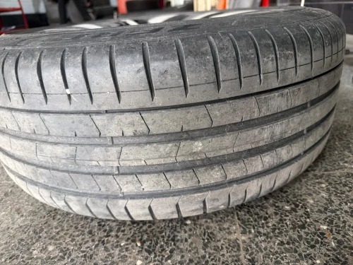 Pneu PIRELLi P zéro
