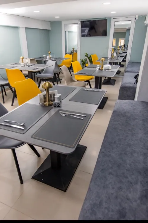 Chaise et tables et banquette restaurant