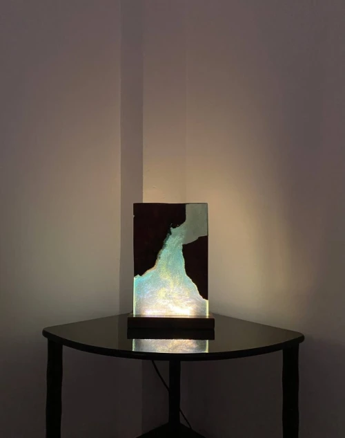 Veilleuse en époxy et bois massif et led aux niveaux du socle.