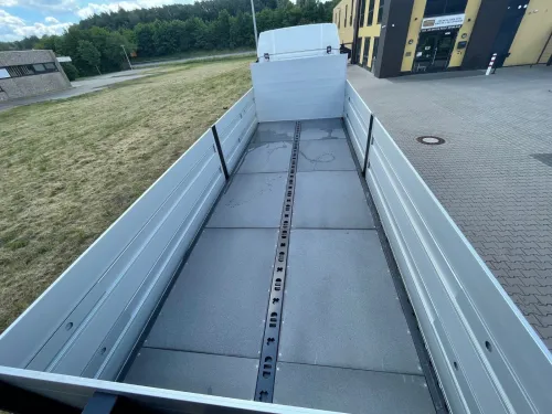 CAMION PLATEAU GRUE 
