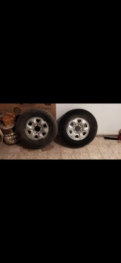  4 Roues à pneus