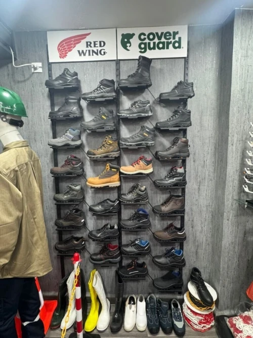 Chaussures de Sécurité et de Protection en Différentes Gammes : Hautes, Basses, PVC..