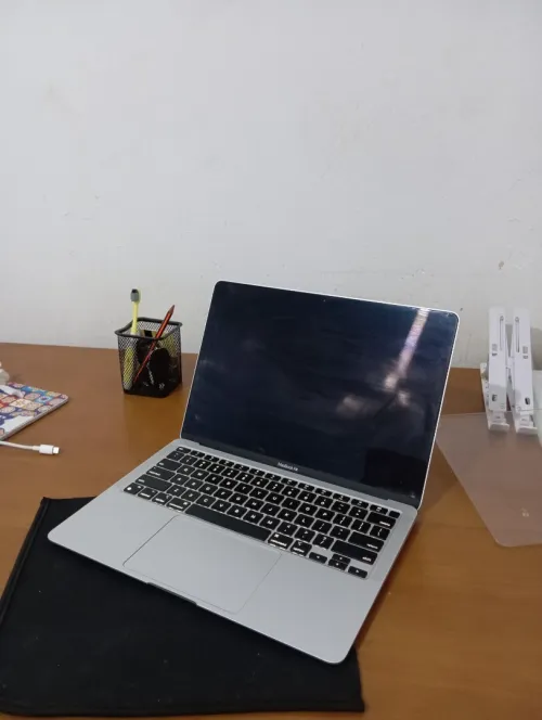 MacBook air M1 libiri officiel 8/256 très bon état