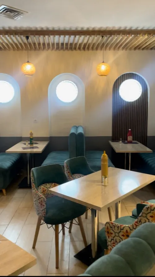 Banquette et chaise et table pour restaurant ou fast-food
