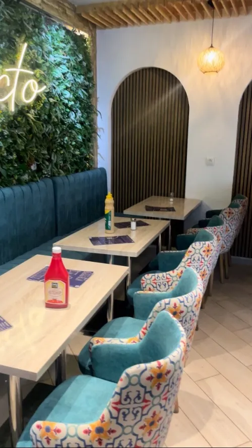 Banquette et chaise et table pour restaurant ou fast-food